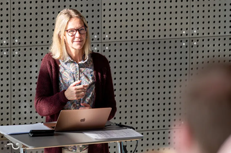 Elin Wihlborg fotograferad under en föreläsning